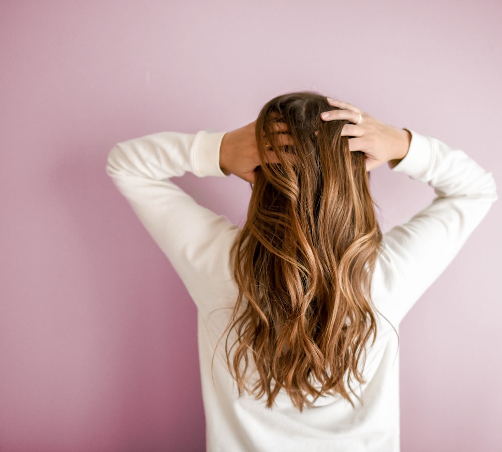 Profissional de beleza a trabalhar com atenção e delicadeza