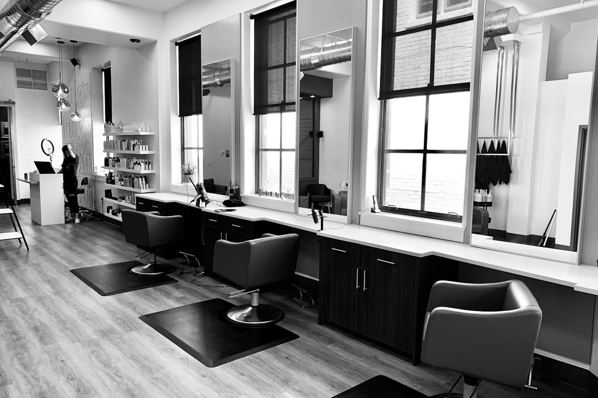 Interior moderno de salão de beleza com cadeiras e iluminação natural
