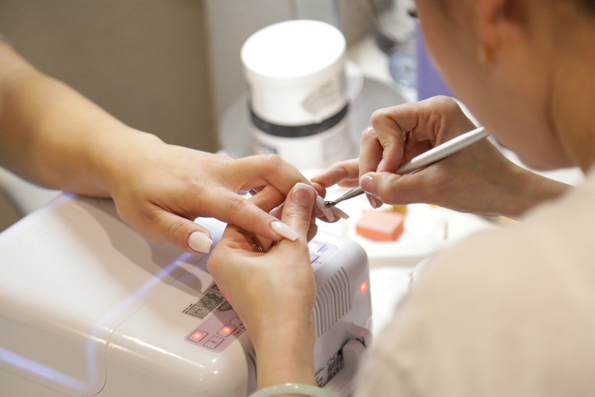 Sala de espera minimalista com plantas e luz natural